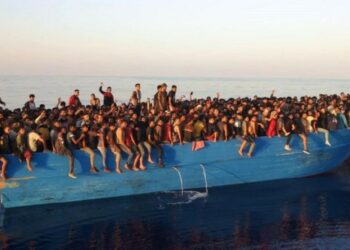 Mais de 500 pessoas são resgatadas em barco à deriva na costa italiana