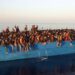 Mais de 500 pessoas são resgatadas em barco à deriva na costa italiana