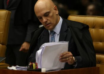 Ministro abre investigação de suposta divulgação e quebra de sigilo por parte de Bolsonaro