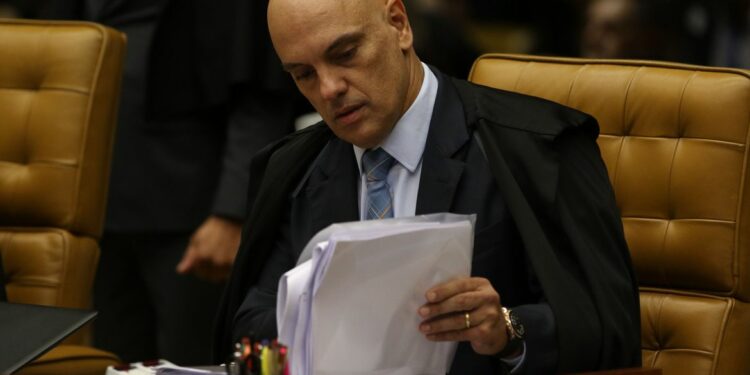 Ministro abre investigação de suposta divulgação e quebra de sigilo por parte de Bolsonaro
