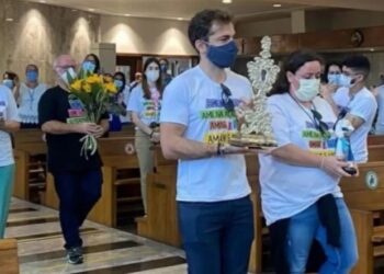 Mãe de Paulo Gustavo passa mal em missa de três meses de morte do ator