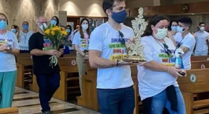 Mãe de Paulo Gustavo passa mal em missa de três meses de morte do ator