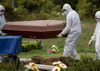 Covid-19: média móvel de mortes fica abaixo de mil pelo terceiro dia