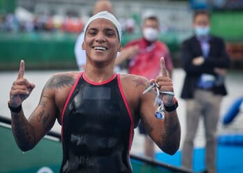 É ouro! Ana Marcela Cunha brilha e conquista medalha inédita na maratona aquática