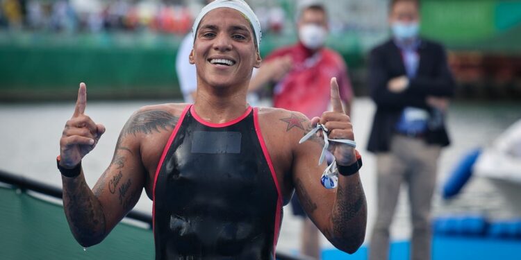 É ouro! Ana Marcela Cunha brilha e conquista medalha inédita na maratona aquática