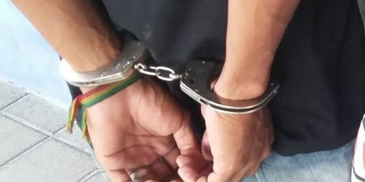 Homem é preso ao invadir casa de ex-companheira e espanca-la na frente da filha de 3 anos