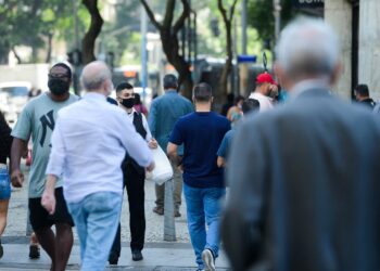 Média de mortes por covid-19 tem queda de 32% em um mês no país