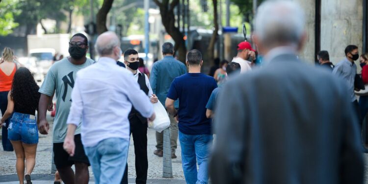 Média de mortes por covid-19 tem queda de 32% em um mês no país