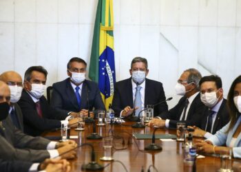Bolsonaro entrega medida provisória do novo Bolsa Família