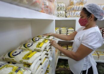 Seduc abastece escolas com alimentos para retorno 100% presencial na próxima semana