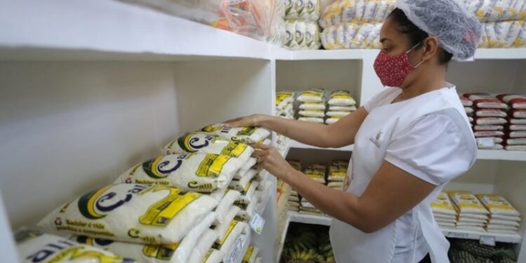 Seduc abastece escolas com alimentos para retorno 100% presencial na próxima semana