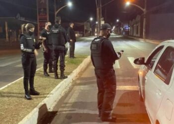 Homem é preso ao ser flagrado fazendo sexo oral com carro em movimento