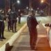 Homem é preso ao ser flagrado fazendo sexo oral com carro em movimento