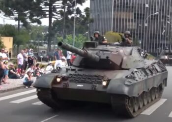 Em dia de votação da PEC do voto impresso Bolsonaro recebe desfile de tanques de guerra na Esplanada