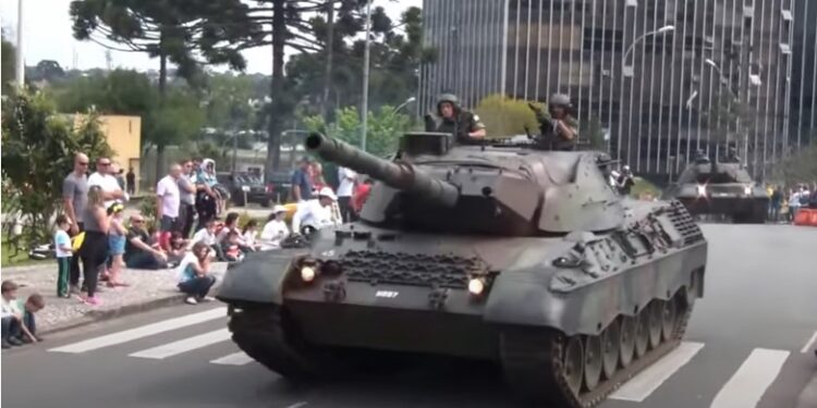 Em dia de votação da PEC do voto impresso Bolsonaro recebe desfile de tanques de guerra na Esplanada