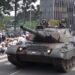 Em dia de votação da PEC do voto impresso Bolsonaro recebe desfile de tanques de guerra na Esplanada