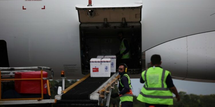 Covid-19: Amazonas recebe mais de 17,5 mil vacinas da Pfizer