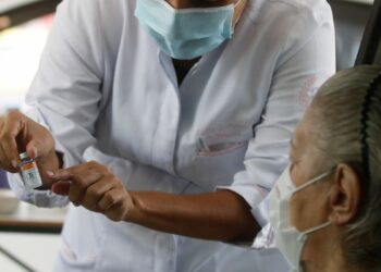 Vacinação de reforço contra covid-19 deve começar por idosos