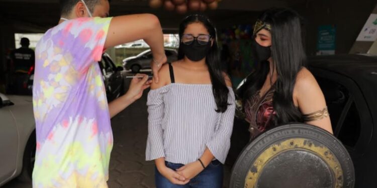 Quase 7 mil adolescentes são vacinados no posto do Sambódromo