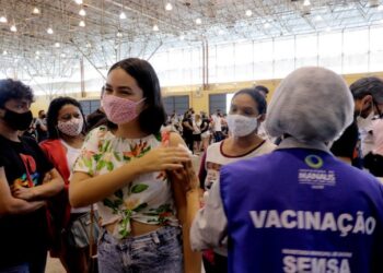 Mais de 18 mil adolescentes se são vacinados em menos de 2 horas, em Manaus