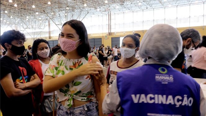 Mais de 18 mil adolescentes se são vacinados em menos de 2 horas, em Manaus