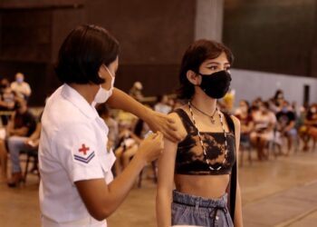 Adolescentes de 12 a 17 anos serão vacinados contra Covid-19 esta semana, em Manaus