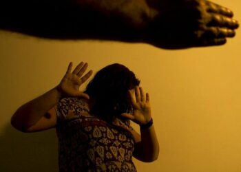 Homem agride namorada, se arrepende e liga para a polícia para se entregar