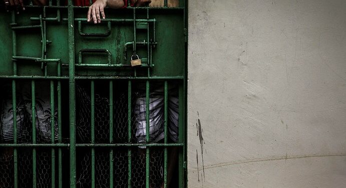 Justiça determina interdição da carceragem de Iranduba e transferência de presos para Manaus