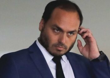 Rachadinha: Justiça determina quebra de sigilos de Carlos Bolsonaro e pessoas ligadas ao gabinete dele