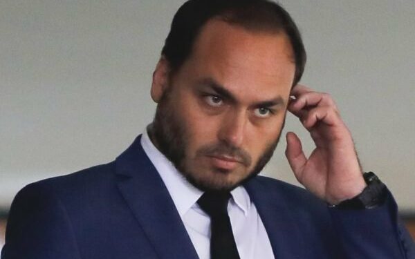 Rachadinha: Justiça determina quebra de sigilos de Carlos Bolsonaro e pessoas ligadas ao gabinete dele