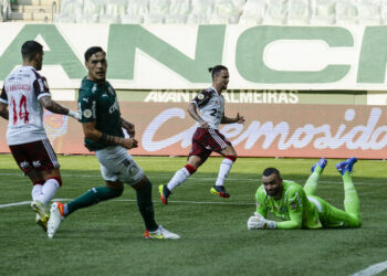 De virada, Flamengo vence Palmeiras dentro da casa do adversário