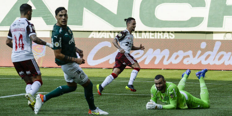 De virada, Flamengo vence Palmeiras dentro da casa do adversário