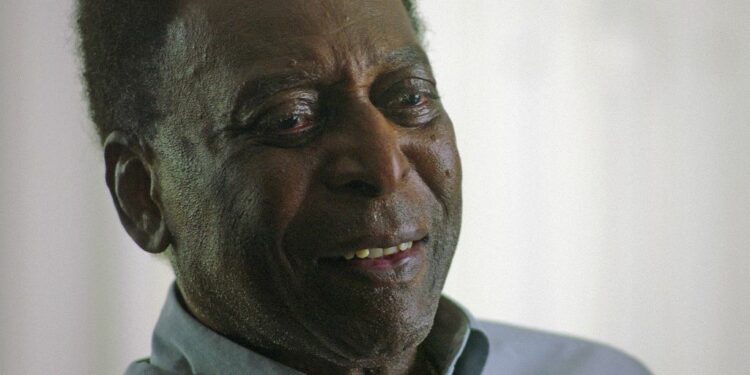 Pelé tem piora no quadro de saúde e retorna para UTI