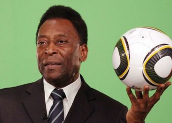 Pelé passa por cirurgia para retirada de tumor do cólon e segue na UTI