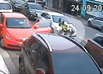 Agente de trânsito é arremessado ao colidir motocicleta em porta de carro