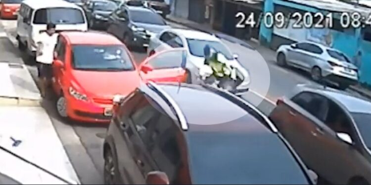 Agente de trânsito é arremessado ao colidir motocicleta em porta de carro