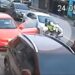 Agente de trânsito é arremessado ao colidir motocicleta em porta de carro