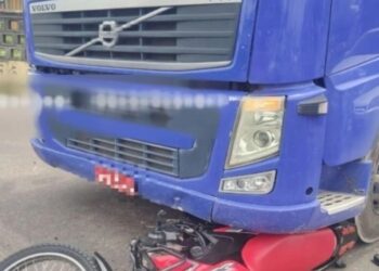 Motoqueiro vai parar embaixo de caminhão após colisão, em Manaus