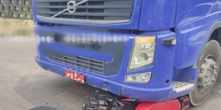 Motoqueiro vai parar embaixo de caminhão após colisão, em Manaus