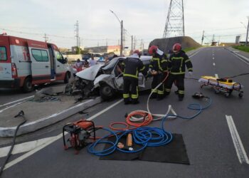 Industriário fica gravemente ferido ao colidir veículo em poste, na zona Norte de Manaus