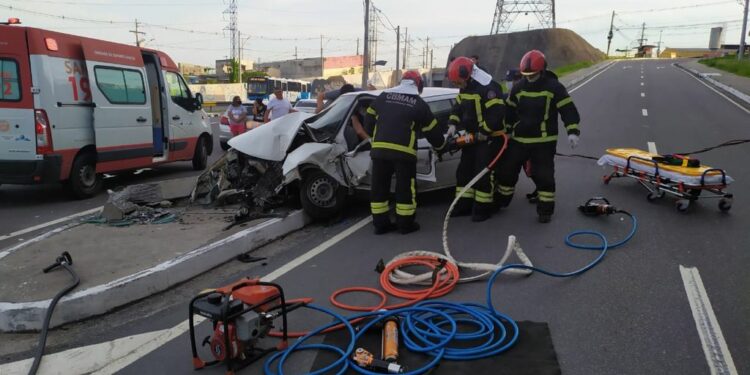 Industriário fica gravemente ferido ao colidir veículo em poste, na zona Norte de Manaus