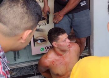Suspeito de roubo é detido após quase ser linchado pela população revoltada com o crime