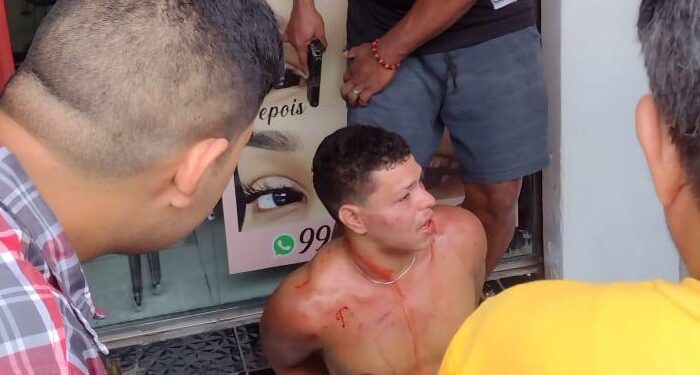 Suspeito de roubo é detido após quase ser linchado pela população revoltada com o crime