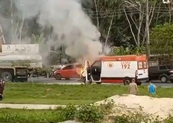 Ambulância do Samu pega fogo logo após fazer remoção de paciente, em Manaus