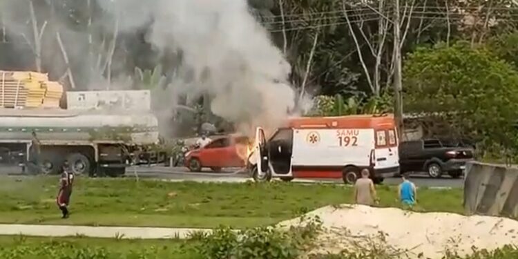 Ambulância do Samu pega fogo logo após fazer remoção de paciente, em Manaus