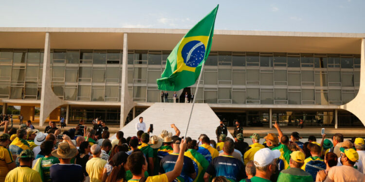 Após invadirem a Esplanada dos Ministérios, manifestantes pró-Bolsonaro dizem que ato será pacífico