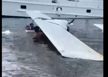 Avião de pequeno porte cai no rio Negro