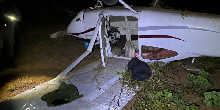 Avião com cerca de 300 quilos de cocaína cai ao ser interceptado pela FAB