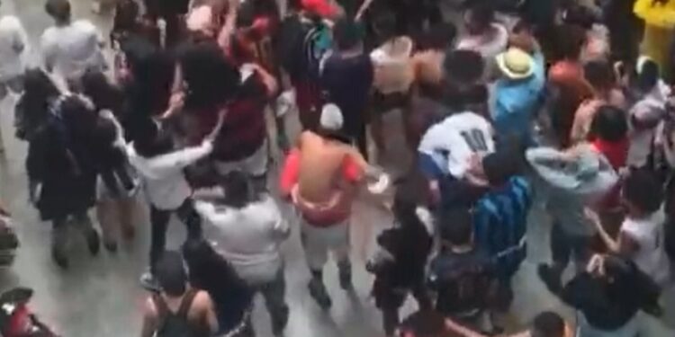 Diretora é afastada após ‘promover’ baile funk em escola na Compensa; veja o vídeo