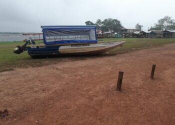 Vídeo: População se revolta após ter energia ‘cortada’ e apreende lancha de funcionários da Manaus Energia no AM